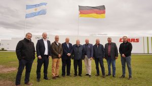 FAMILIA CLAAS FRENTE 0 opt 300x169 Eduardo Gross, Martin Rosenberger, Eric Raby, Santiago Larroux, Thomas Leohnardt, Leif Magnusson, Reynaldo Postacchini, Tim Conrad y Christoph Tetzlaff